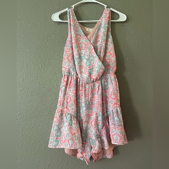 Decree Size M Woman’s Pink and White Floral Lined V Neck Romper NWOT - Picture 1 of 10